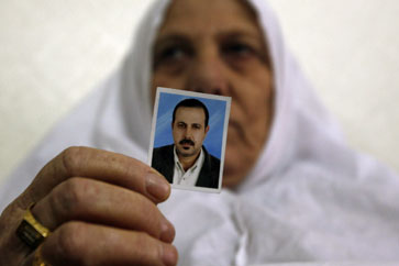 Mother of murdered Hamas member Mahmoud al-Mabhouh shows photo