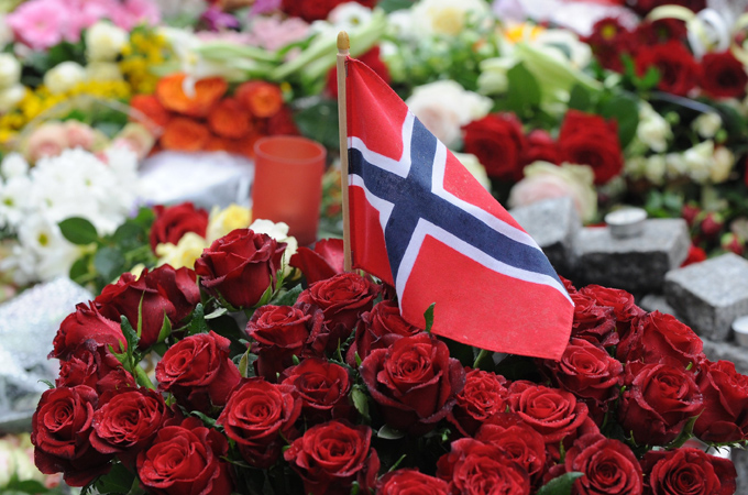 Norwegian flag and flowers