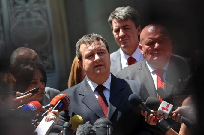 Serbian Socialist leader Ivica Dacic (C)