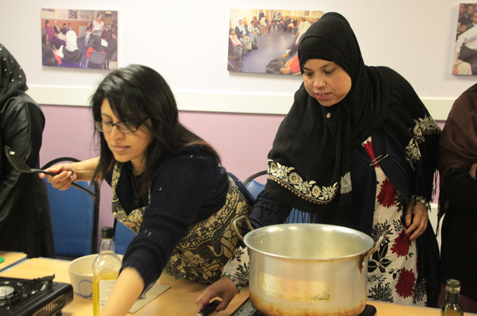 Chef Manju Malhi at a cooking class for vacationers in London [Manju Malhi/Al Jazeera]