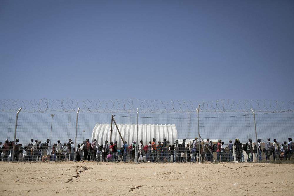 <p class="MsoNormal">African asylum seekers march from the Holot detention centre, where they are jailed, to the Israeli-Egyptian border, in protest against Israel(***)s asylum policies, calling on the UN and the Red Cross to intervene.</p>