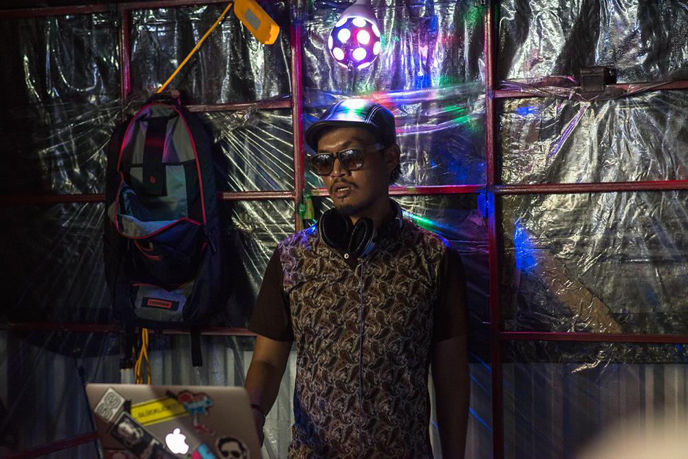 <p>DJs play music late into the night on Khaosan Road.</p>