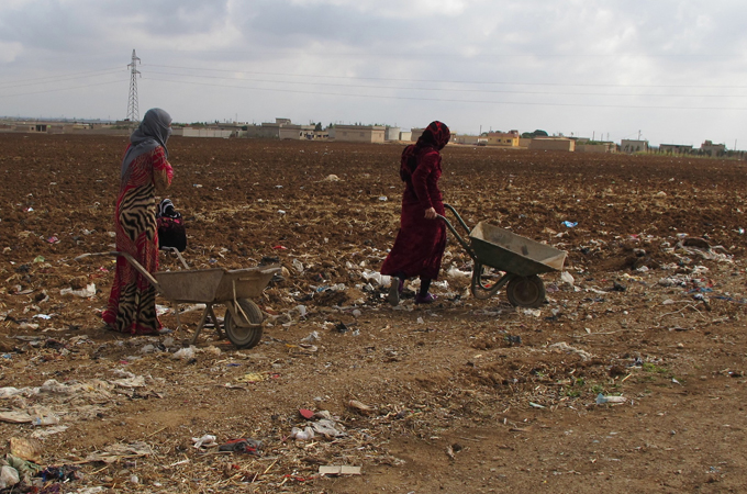 Local residents have been using wheelbarrows to dump their garbage in the district [Karlos Zurutuza/Al Jazeera]