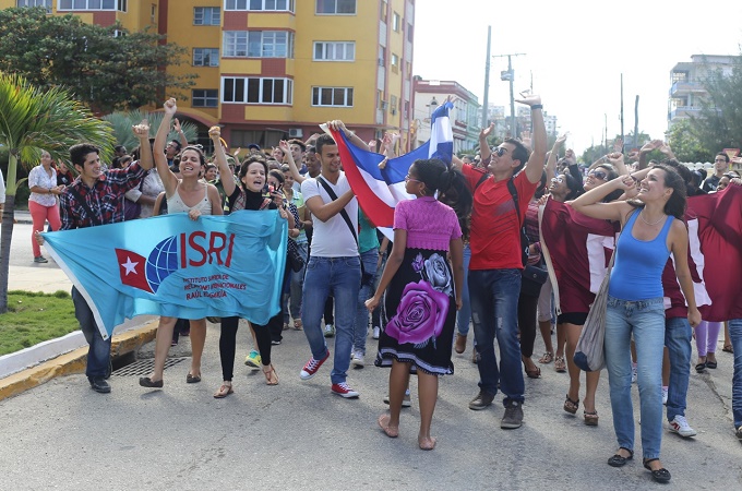 Jubilant Havana residents react to news that the US and Cuba will normalise relations [Tracey Eaton/Al Jazeera]