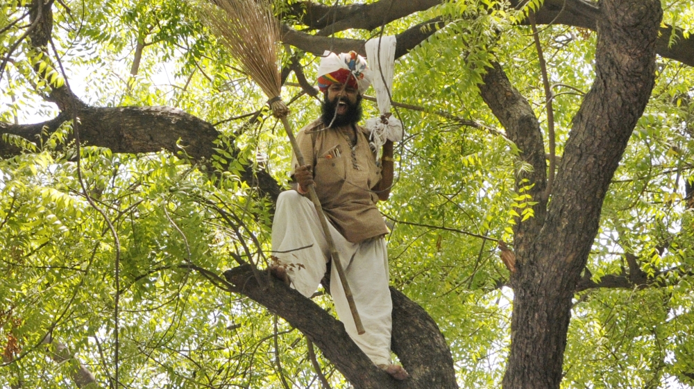 Singh reportedly left a suicide note saying he had recently suffered crop losses, before hanging himself [Hindustan Times via Getty Images]