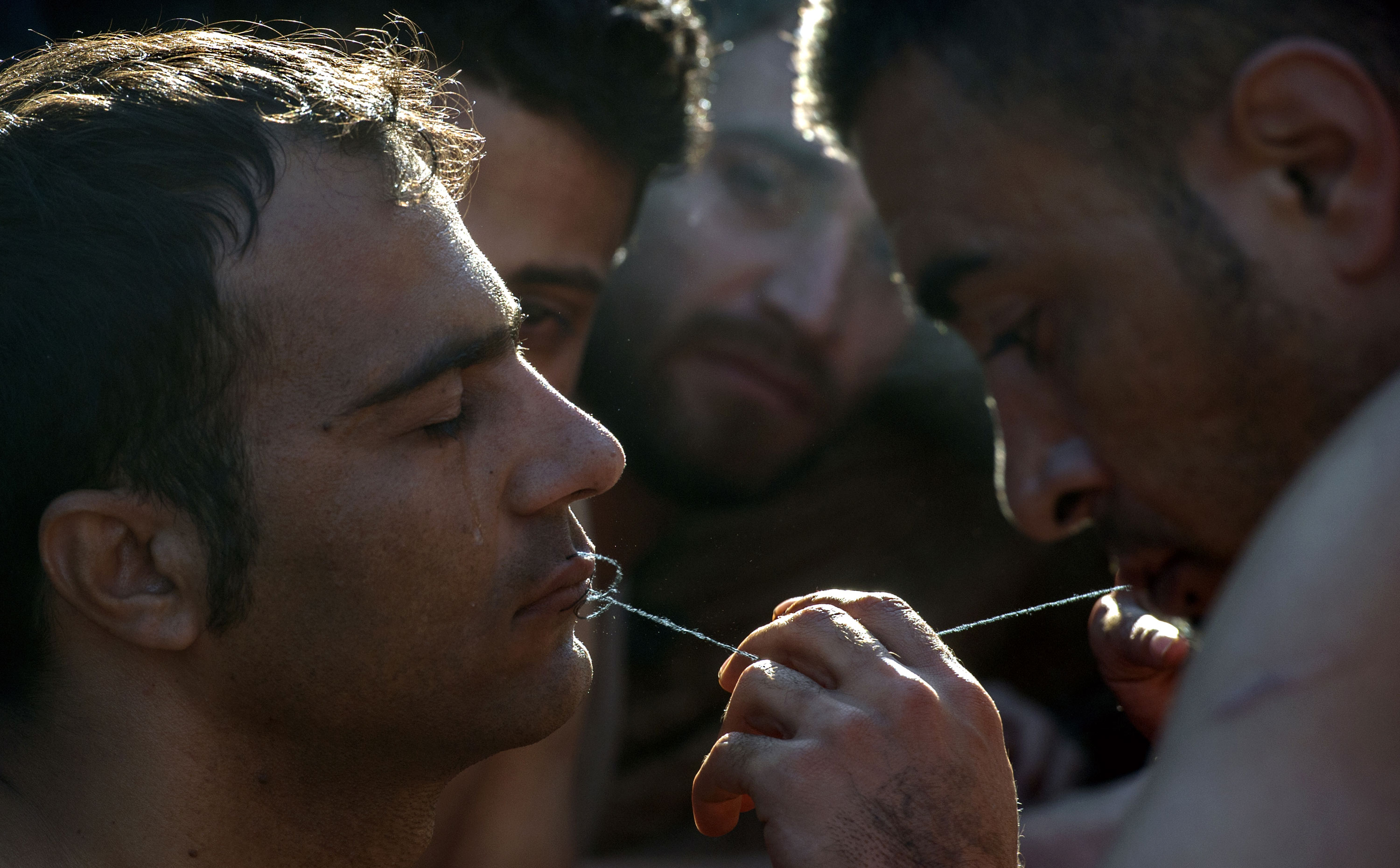 Refugees sew lips in Greece-Macedonia border protest