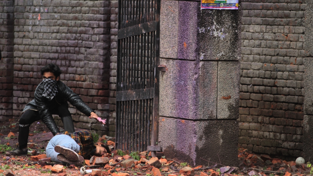  Students and some police were injured in the clashes in Srinagar [Shuaib Masoodi/Al Jazeera]