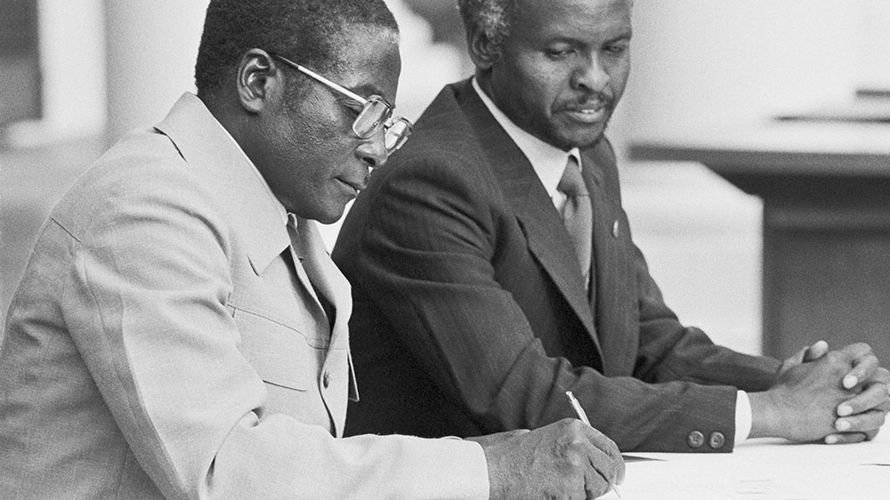 Robert Mugabe and Zimbabwe President Canaan Banana attend the ceremony for the independence of Zimbabwe, 18 April 1980. [William Campbell/Sygma/ Getty Images]