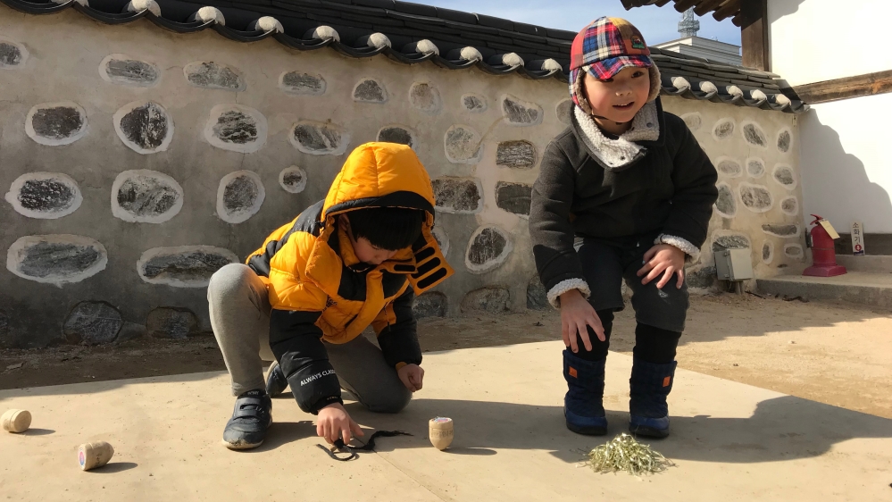 children playing paengi south korea