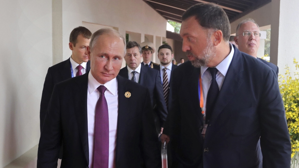 Deripaska (R) is believed to be in Putin’s inner circle