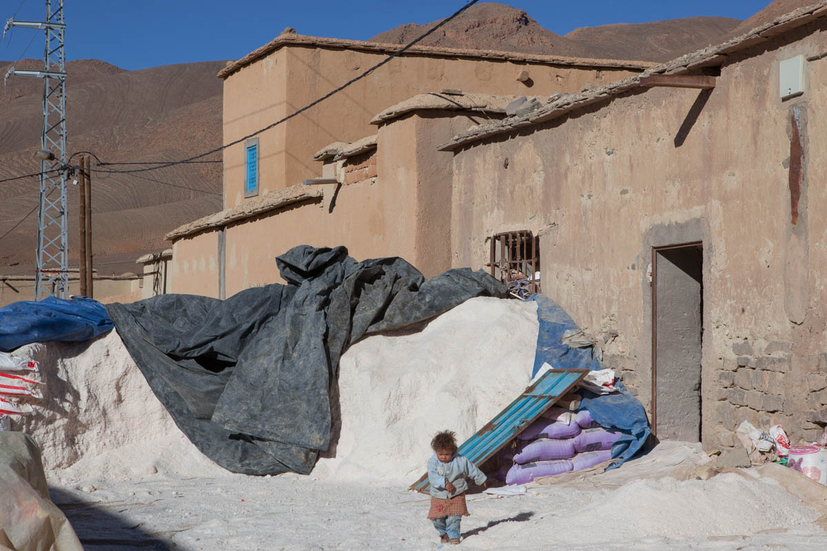 18_MOROCCO_SALT_MINING_SEBASTIAN_CASTELIER_PIC_29 - Before being sold to the final consumers in the local markets, salty rocks are usually processed. In Toumliline, a mill pounds salty rocks into salt