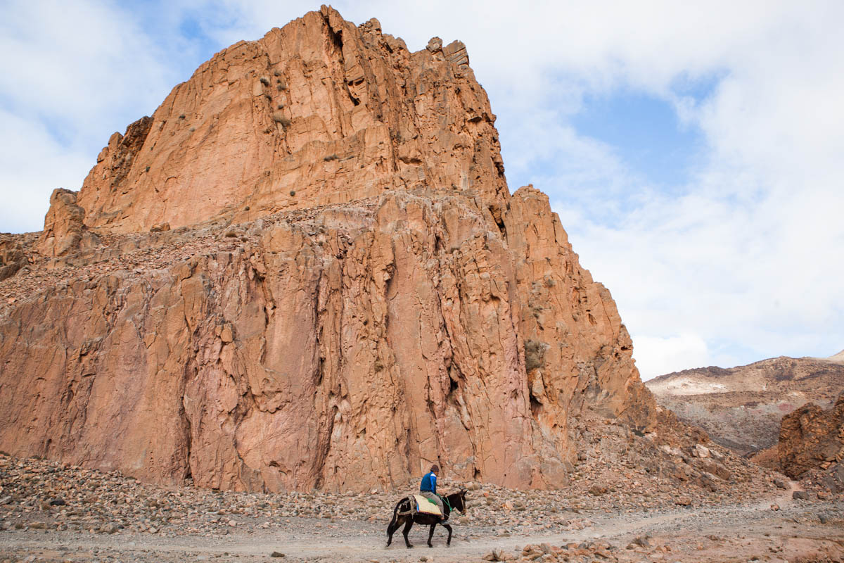02_MOROCCO_SALT_MINING_SEBASTIAN_CASTELIER_PIC_06 - United by a relation of mutual trust, the miner and his donkey travel a seven-kilometer ride every morning to reach the entrances of the mines.