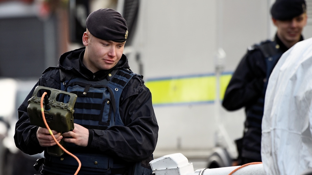 A soldier deploys a mechanical bomb defuser at the scene of a suspected car bomb in Londonderry, Northern Ireland, January 20, 2019 [File: Clodagh Kilcoyne/Reuters]