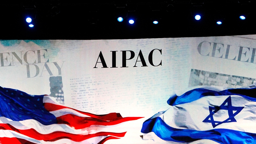 Workers prepare the stage at the American Israel Public Affairs Committee (AIPAC) policy conference in Washington, March 2, 2015. The United States and Israel showed signs of seeking to defuse tension