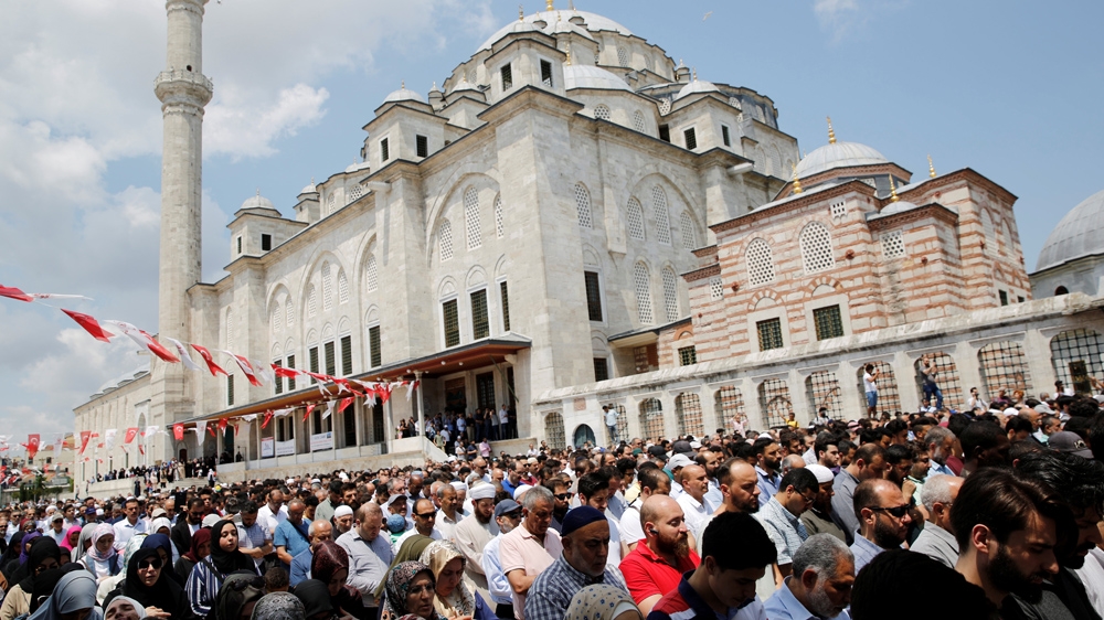 Thousands of people gathered in Istanbul to honour Morsi