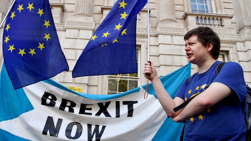 Pro-Brexit and anti-Brexit campaigners protest outside the Cabinet Office in London