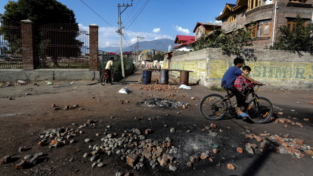 The residents of Anchar locality in Srinagar have blocked and dug roads to prevent the raids by Indian forces