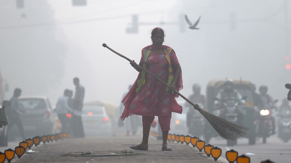 A street cleaner works in heavy smog in Delhi, India, November 10, 2017. REUTERS/Cathal McNaughton