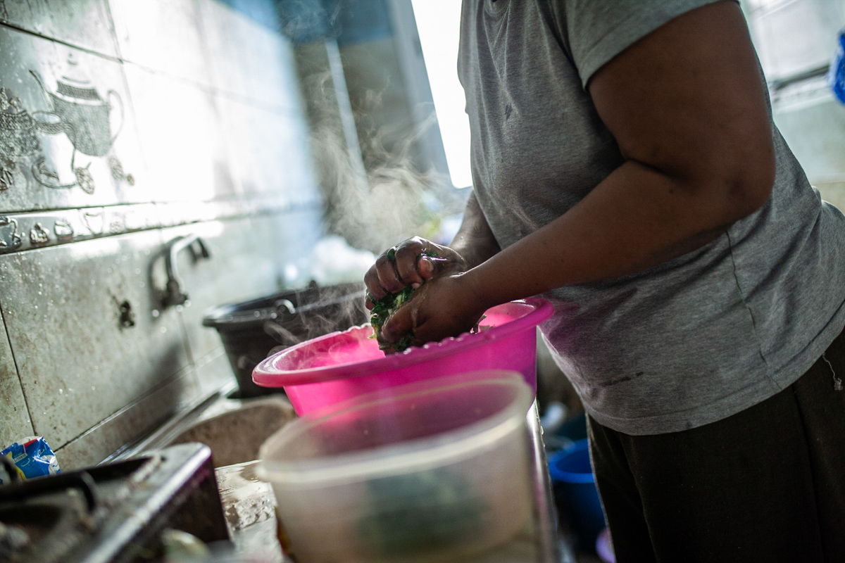 With little money, Sylvi sweeps the streets of her neighborhood and today she got some spinach that a neighbor offered her as thanks. Days before, he was able to raise enough to buy a small gas bottle