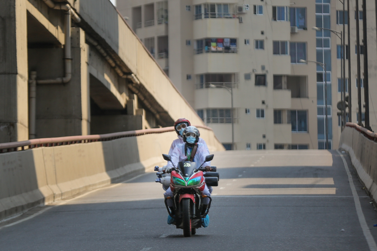 Two pharmaceuticals salesman delivering oxygen gas cylinder during the lockdown of coronavirus pandemic in Dhaka. Mahmud Hossain Opu/Al Jazeera