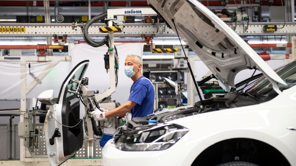 While Volkswagen resumed production in Germany, the motomaker has postponed the re-starting of its activities in the US amid concerns over the automotive supply network