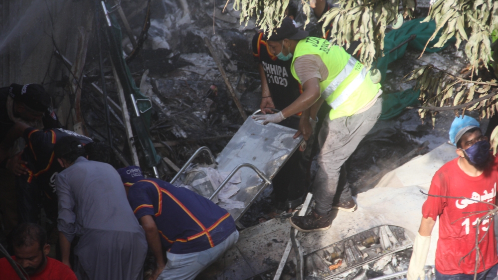 Pakistan: Passenger plane with 107 onboard crashes