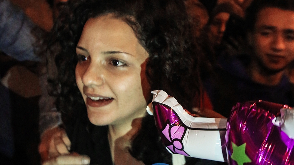 Egyptian rights activist Sanaa Seif stands in a street after being released from Sayeda Zeinab police station in Cairo at the end of her sentence on November 15, 2016 (Photo by STRINGER / AFP)