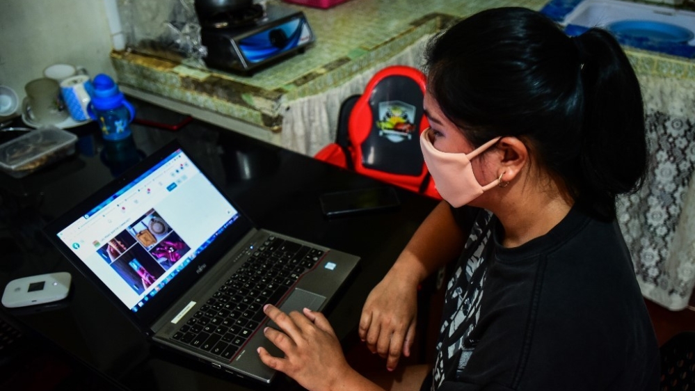 Struggling to make ends meet, Lorraine Imperio swapped a pair of Nike slip-ons for a whole dressed chicken on an online bartering site, one of dozens that have appeared during the Philippines’ coronavirus lockdowns