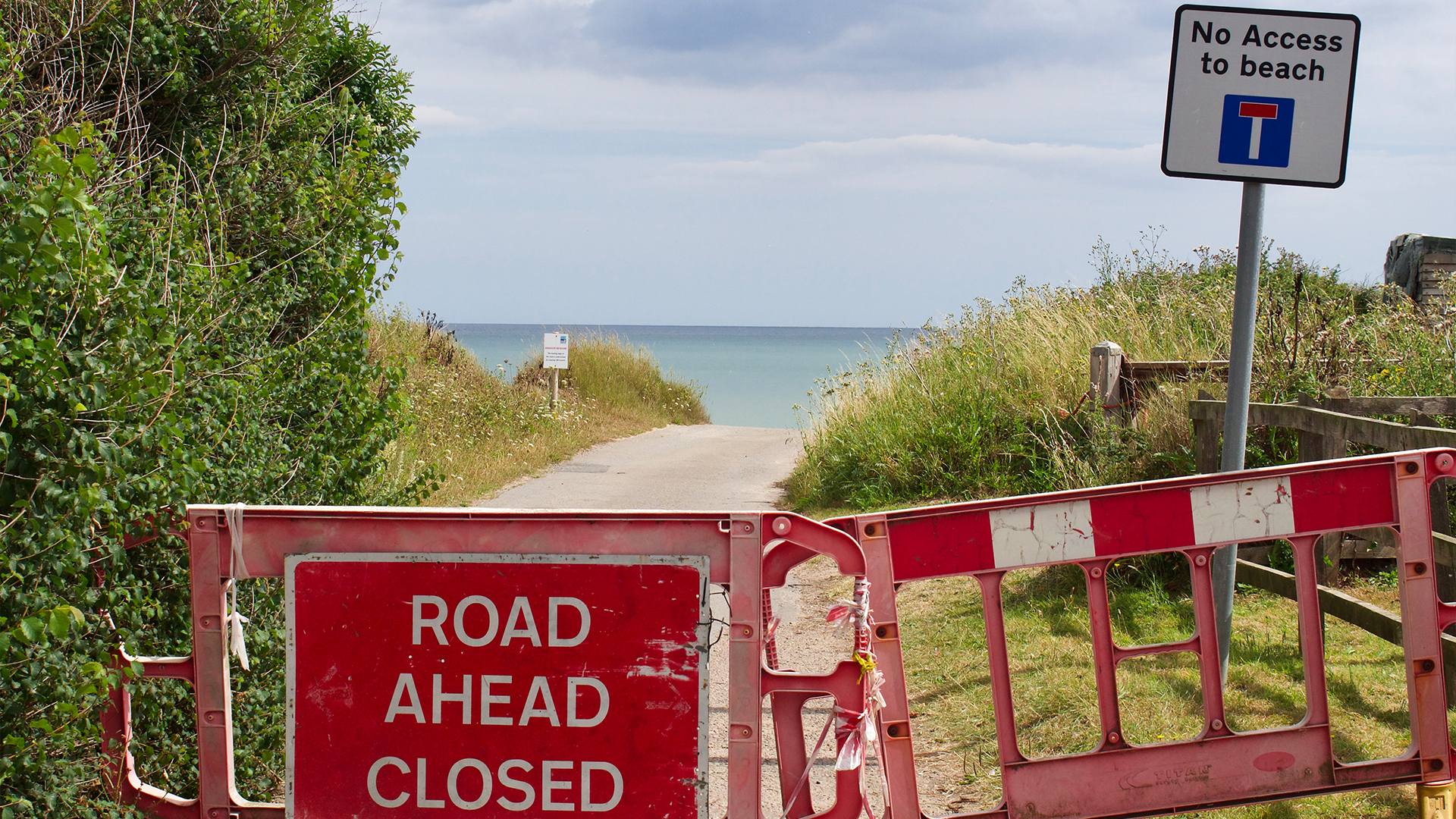 A road closure due to the cliff collapse in Happisburgh [Gaia Lamperti/Al Jazeera]