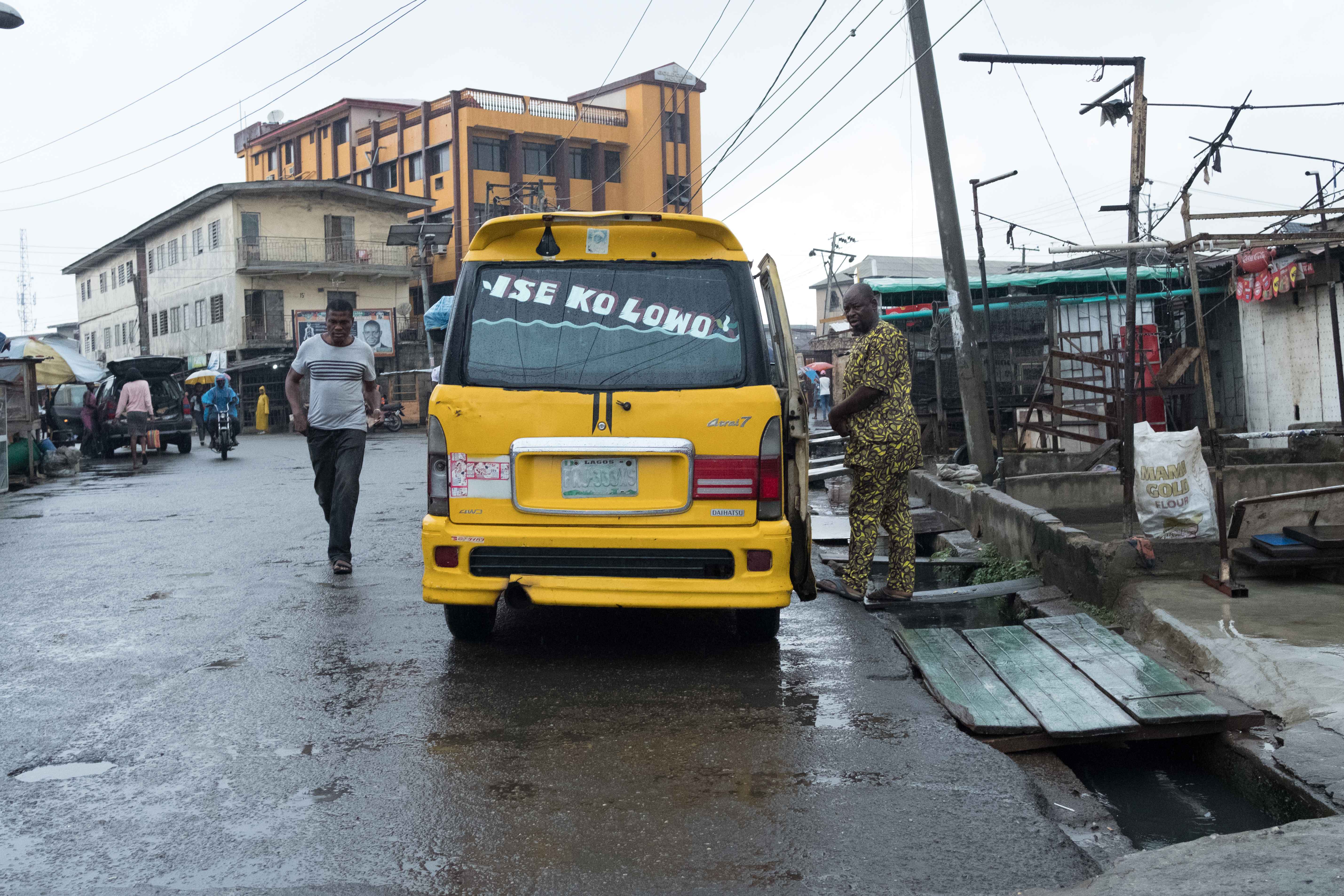A bus with a caption Yoruba language that translates to "hardwork does not guarantee money" at Onipanu, Lagos