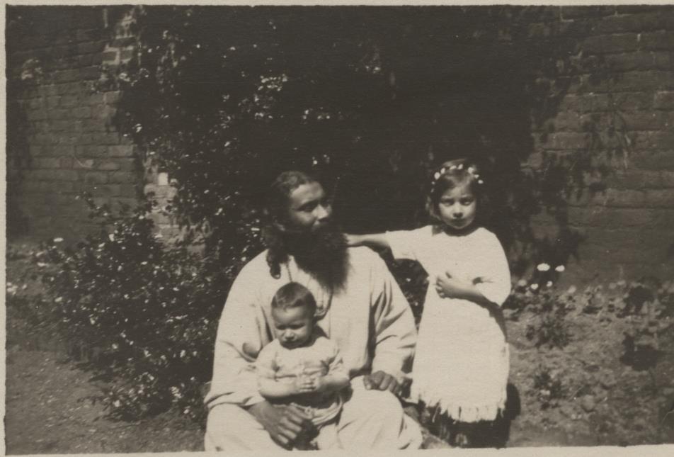 Noor, right, with her brother Vilayat and father Inayat Khan