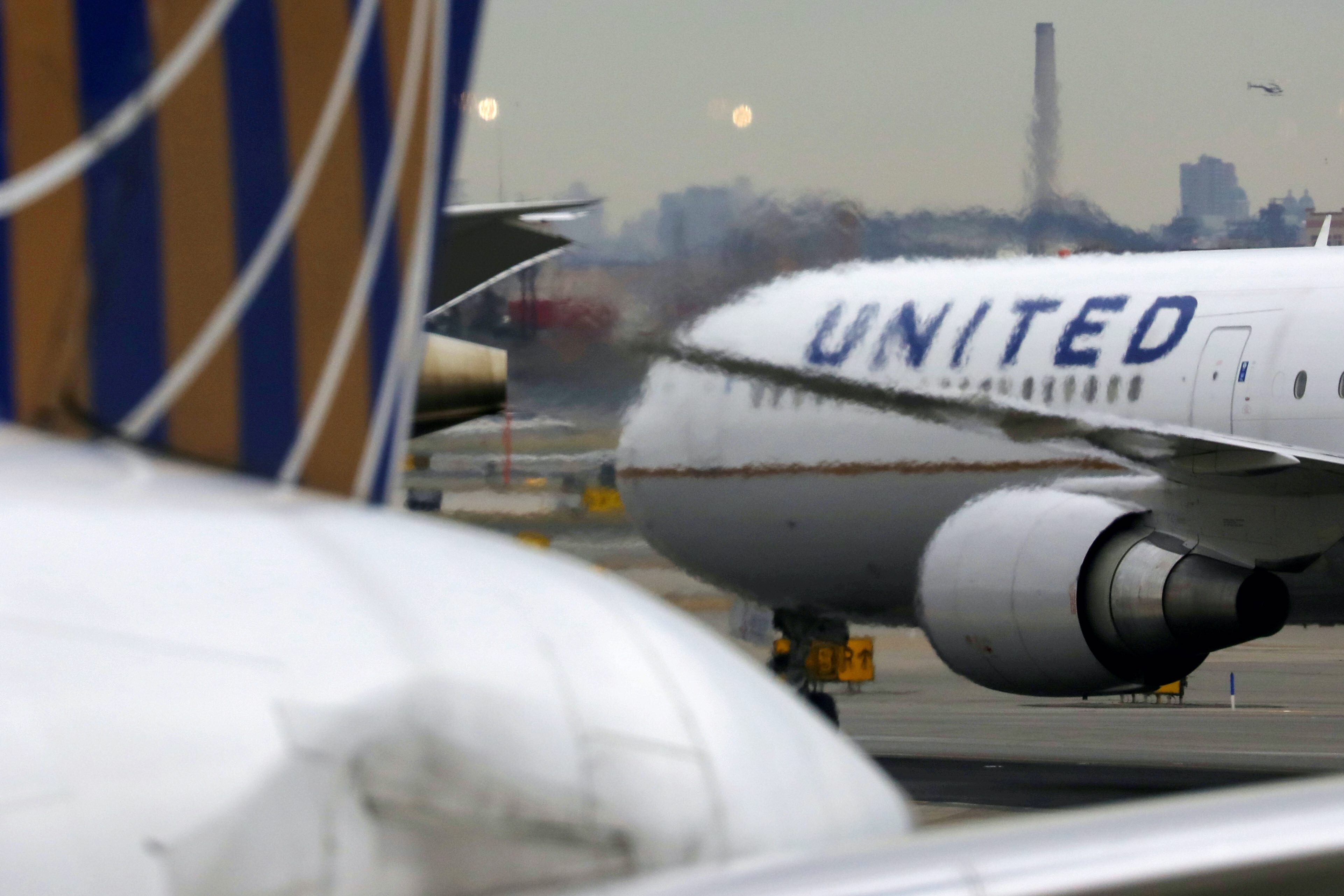 United Airlines has sent fresh furlough warnings to 14,000 employees, while Delta Air Lines Inc and Southwest Airlines Co have averted layoffs mostly thanks to voluntary leave programmes