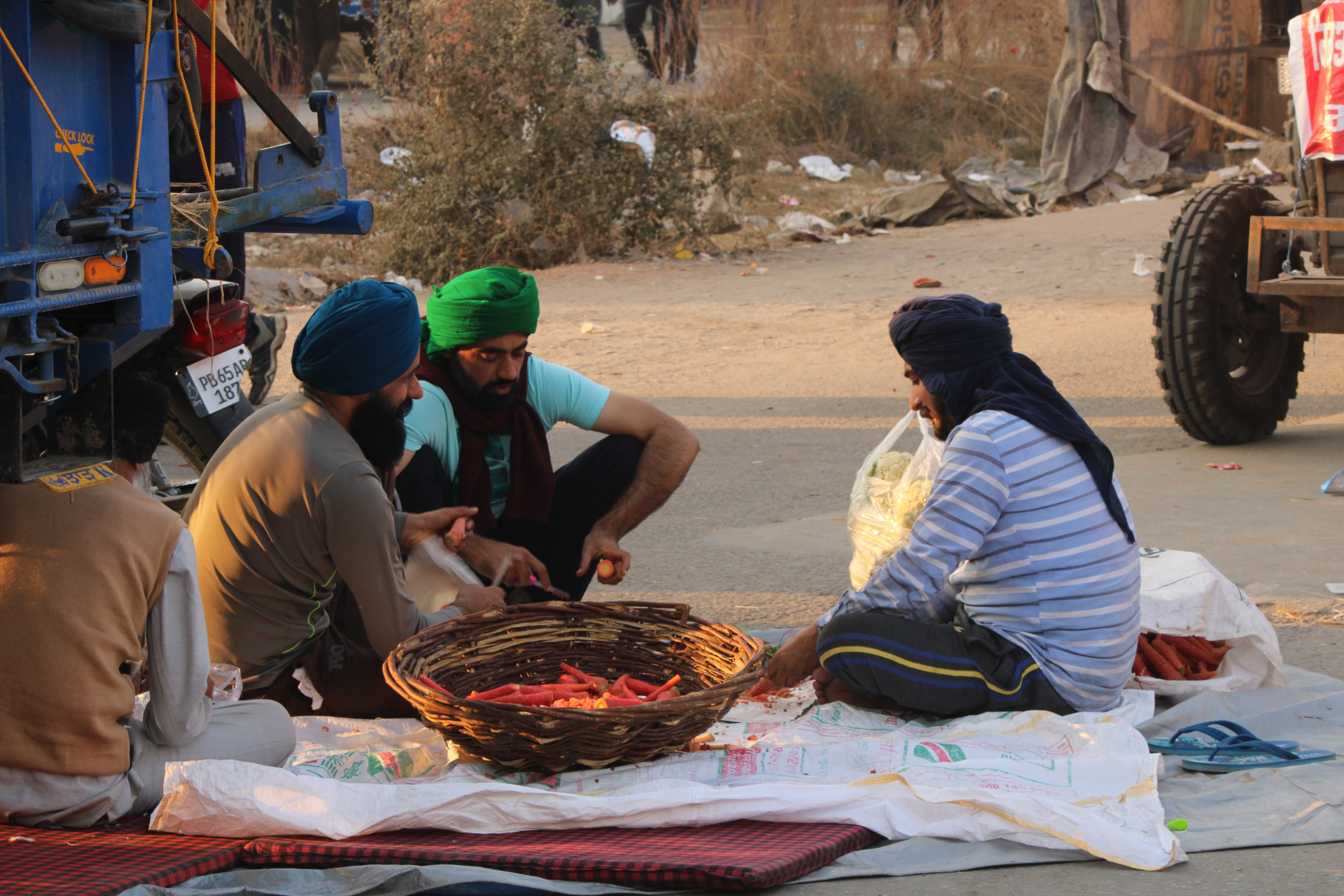Volunteers served food, tea and fruits to the protesters