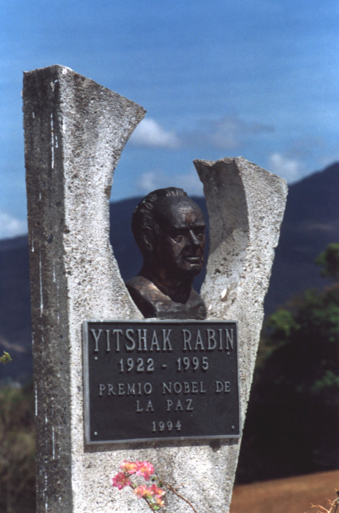 A bust of Yitzhak Rabin in the ‘Garden of Nations’, Costa Rica [Photo courtesy of Ahmad Moussa]