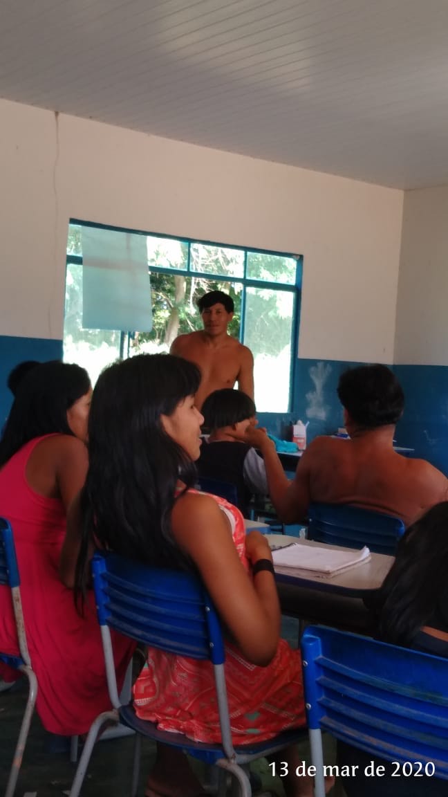 Walamatiu Yawalapiti teaching the feminine form of Yawalapiti to school children