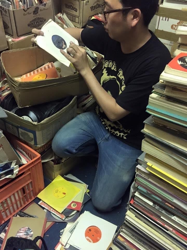 Jun digging for vinyl records[Photo courtesy of Jun Morikawa]