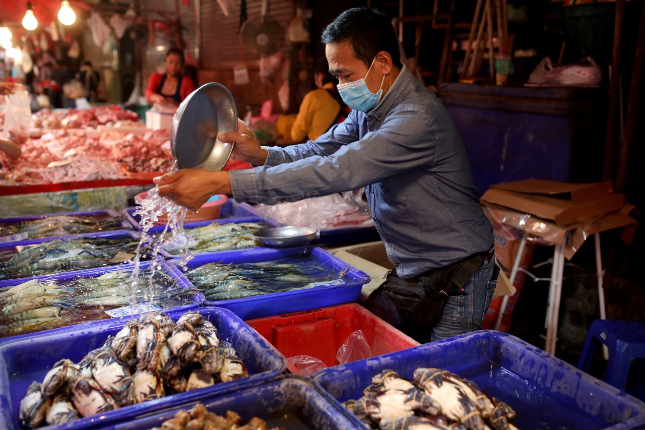 An estimated 1,300 infections linked to a market outside Bangkok have been found while thousands of people have been quarantined