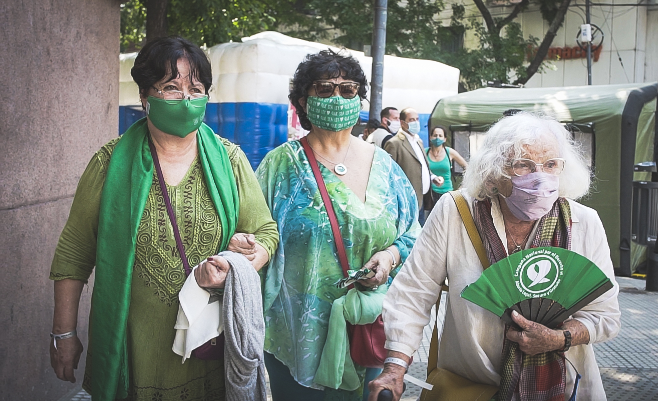 Three members of the campaign to legalise abortion, Marta Alanis, Dora Barrancos, and Nelly Minyersky, on their way to the Senate vote on December 29, 2020