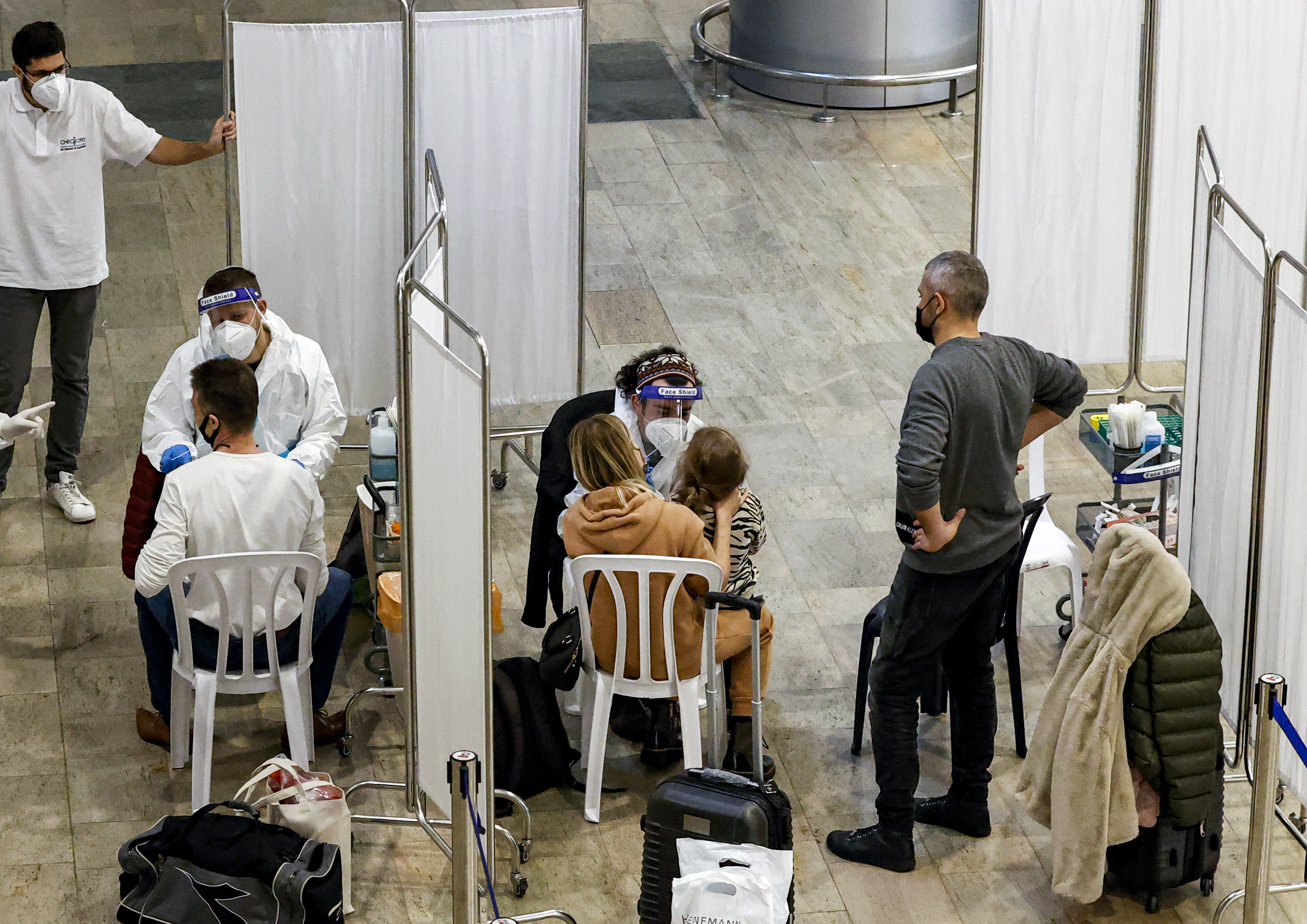 Swab samples are already taken from arriving passengers at the airport in Tel Aviv. Now Israel has banned incoming and outgoing flights for a week, stepping up efforts to curb the spread of COVID-19 and its new variants