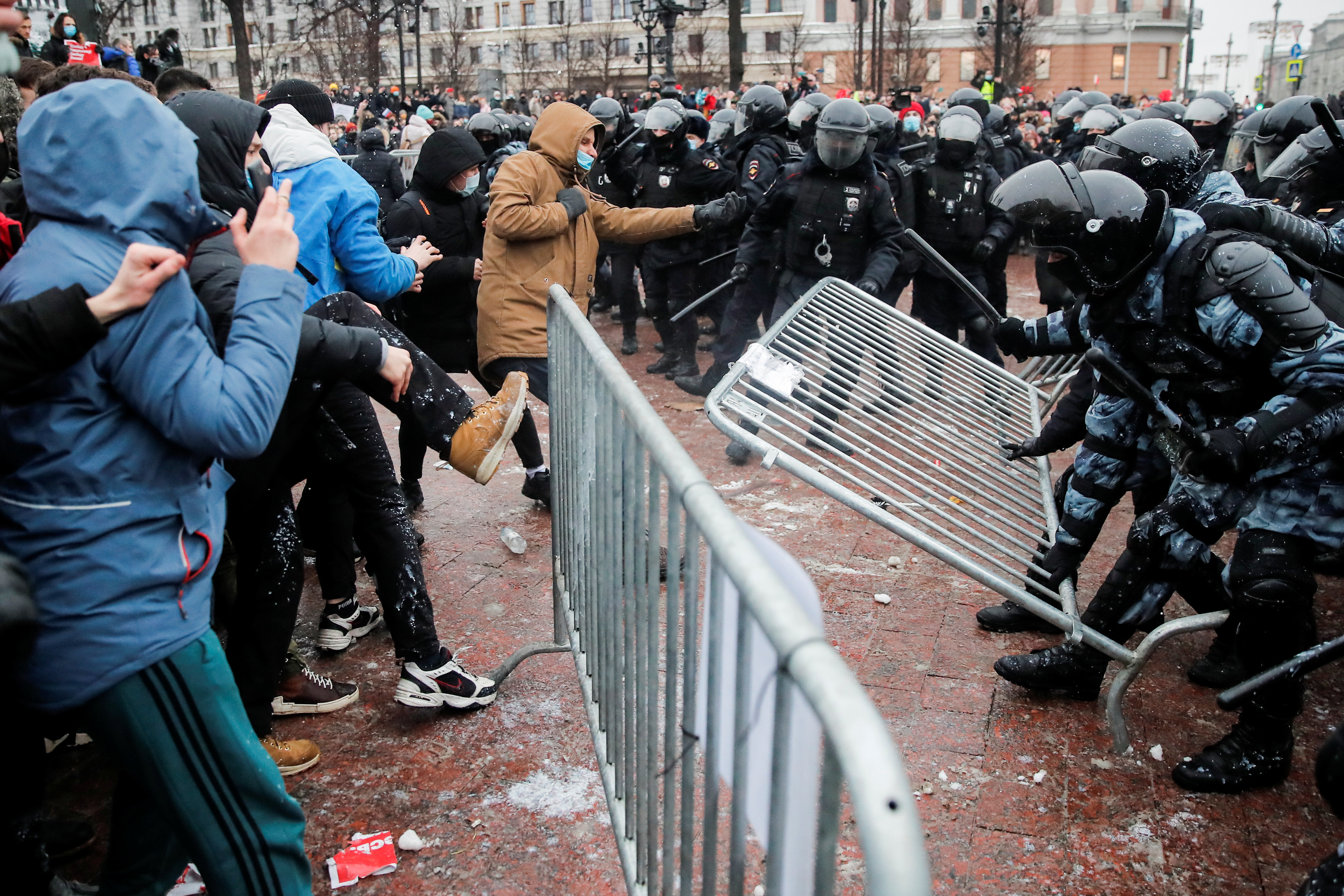 Video footage from Vladivostok showed riot police chasing a group of protesters down the street