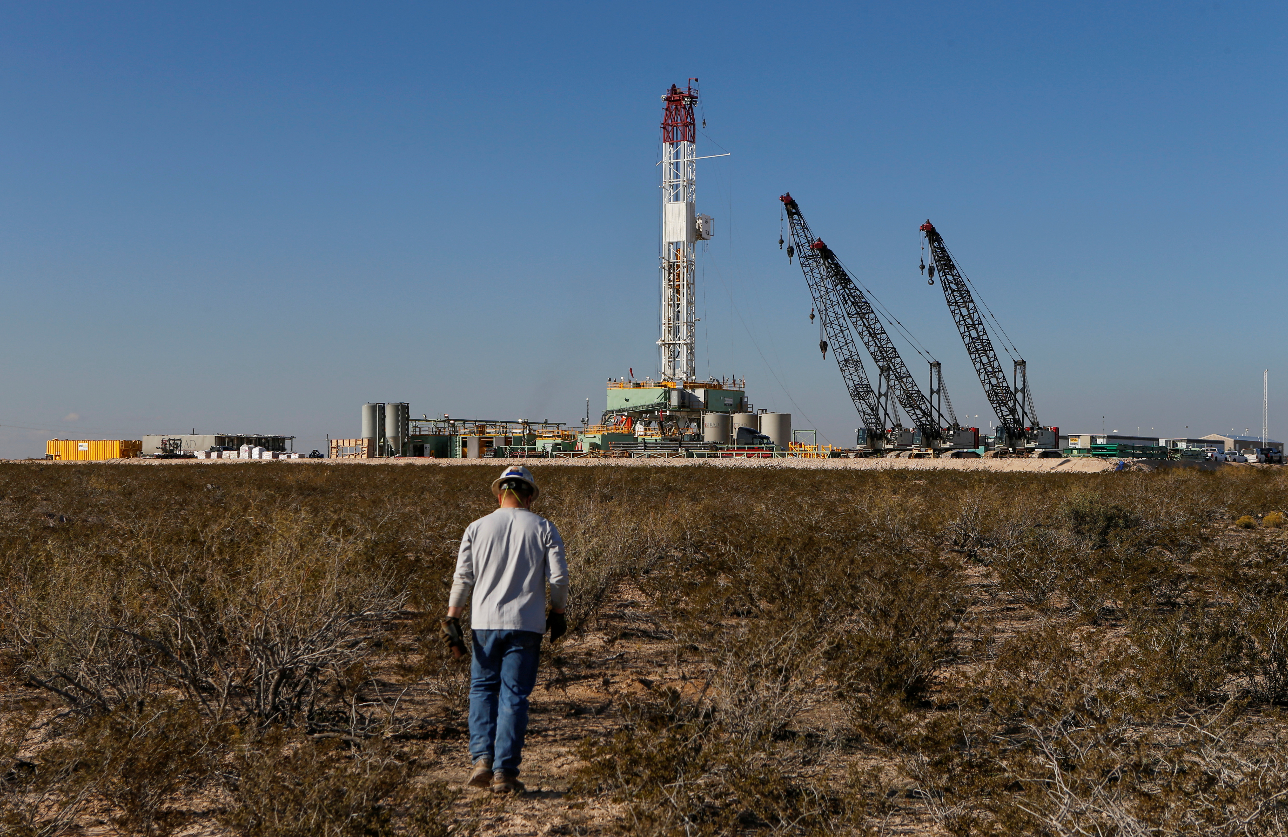 The US oil rig count, an early indicator of future output, rose last week to its highest since May, according to energy services firm Baker Hughes Co