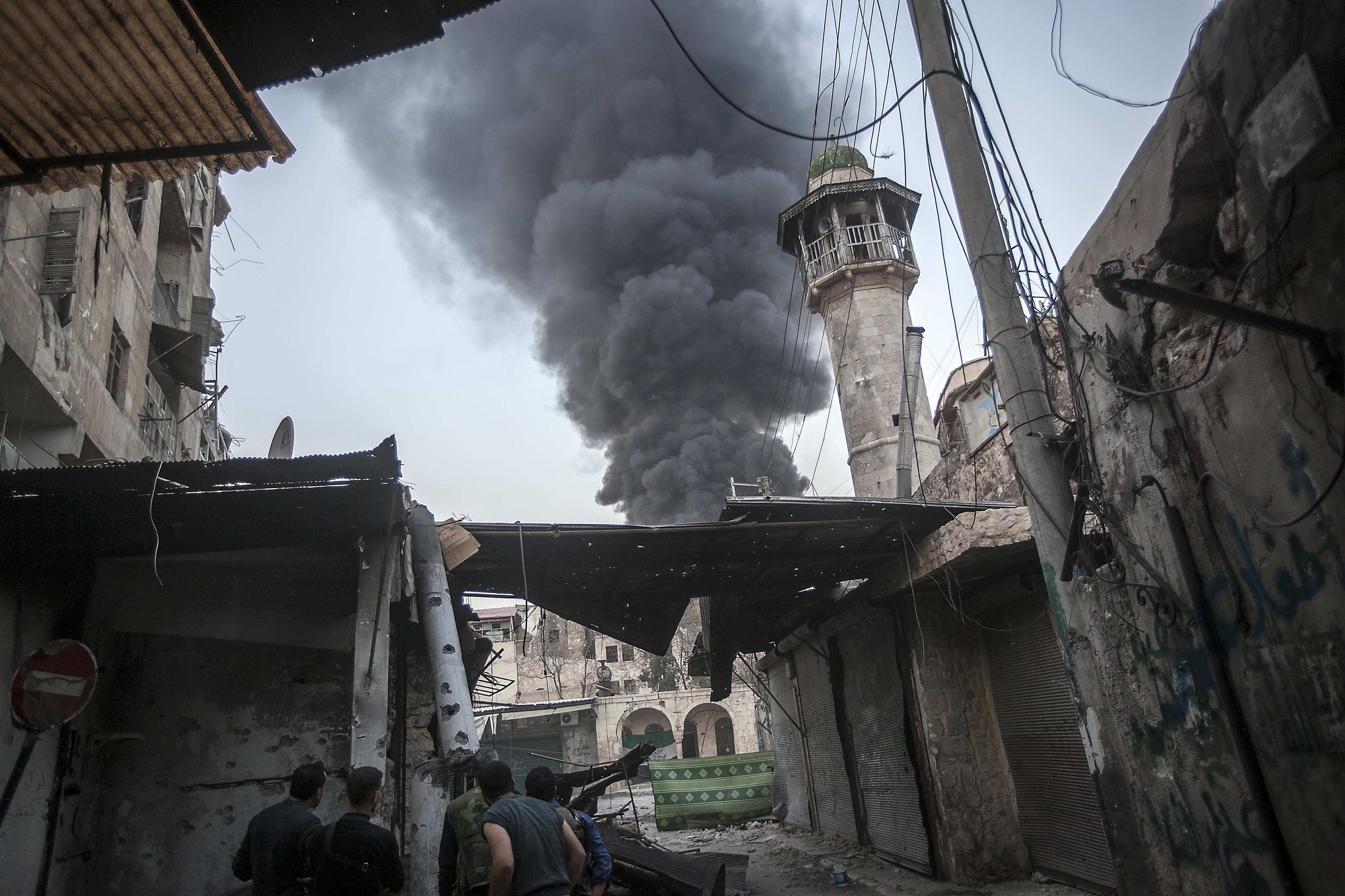 Smoke rises from a building during heavy clashes in the nearby Qastal Al-Harami battlefield in the Jdeide district of Aleppo, Syria, on November 4, 2012 [Narciso Contreras]