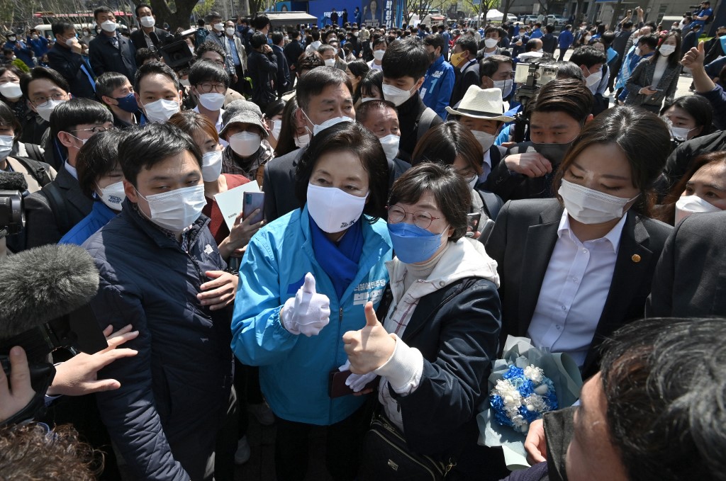 Park Young-sun (centre) candidate for mayor of the ruling Democratic Party, was defeated by her conservative opponent in the by-election