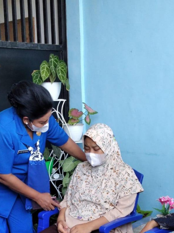 Gresilia is comforted by a friend, She and her husband First Sergeant Rusdiyansyah Rahman had just become parents for the first time