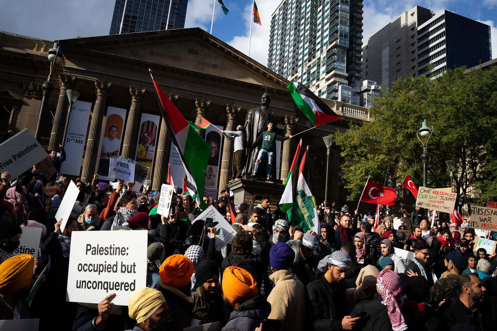 Crowd at the rally for Palestine gathered in front of Melbourne’s State Library