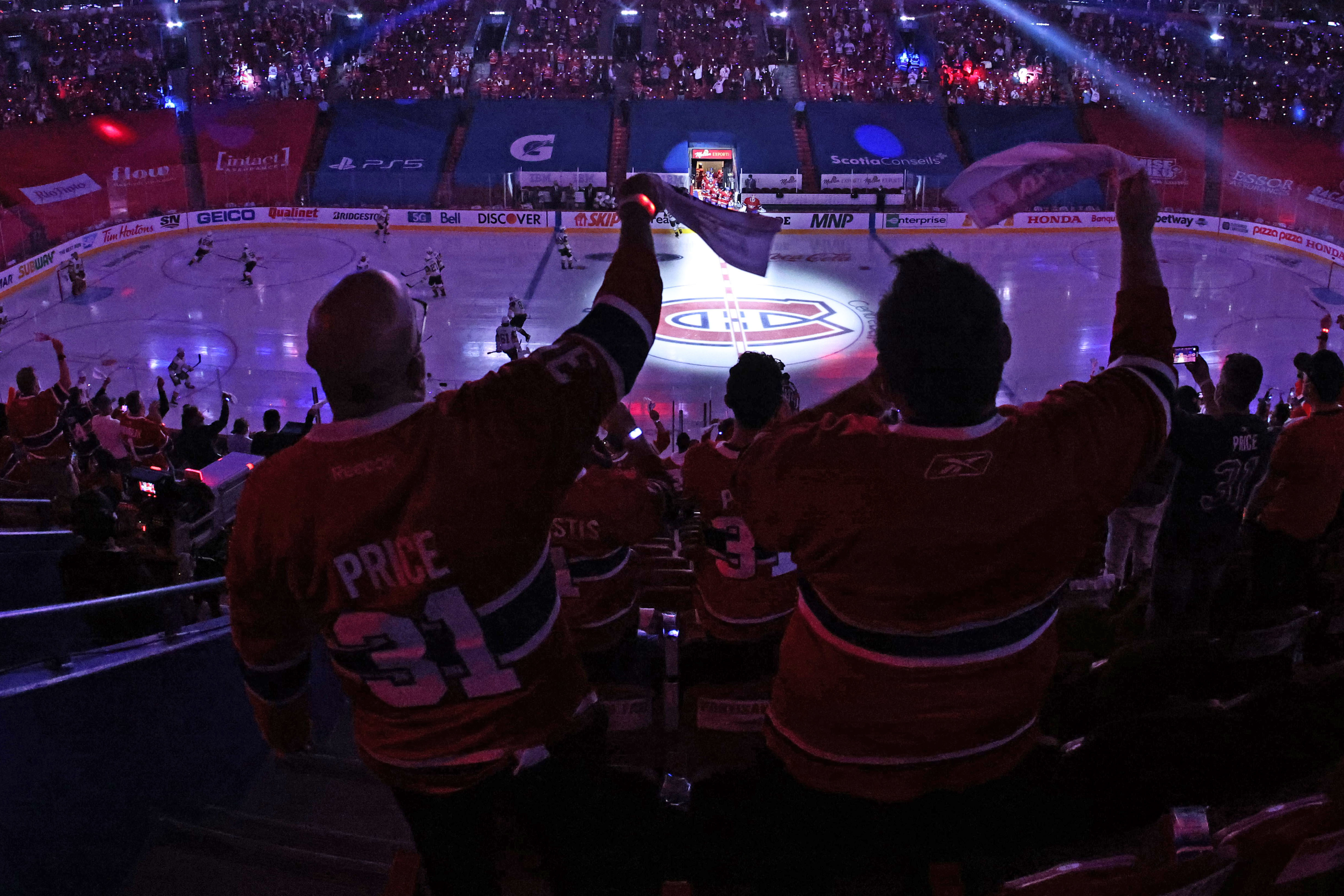 Montreal Canadiens fans welcome the players before game three against the Vegas Golden Knights