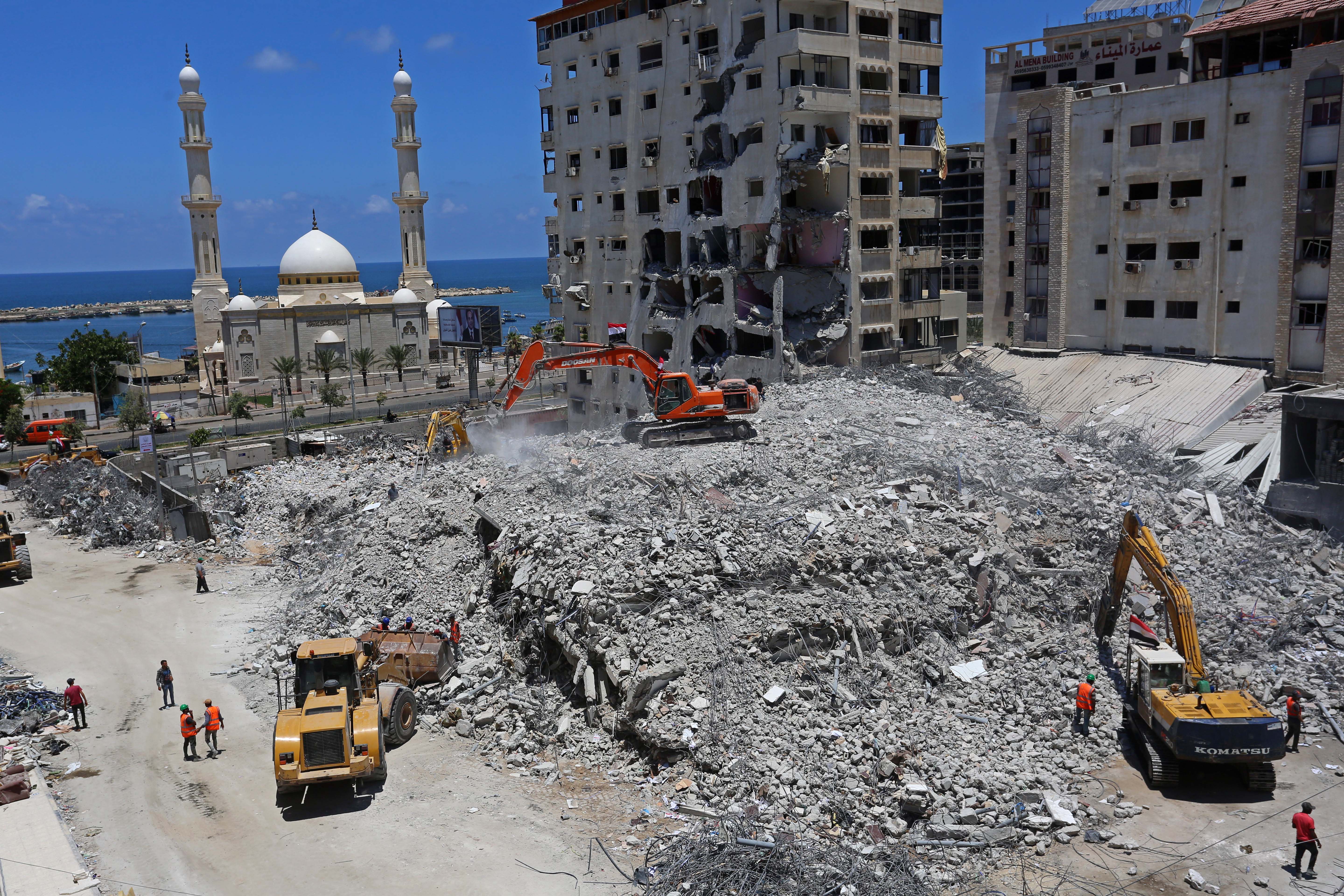 It takes 10-20 days to remove the rubble from each destroyed building in the Gaza Strip, depending on its size