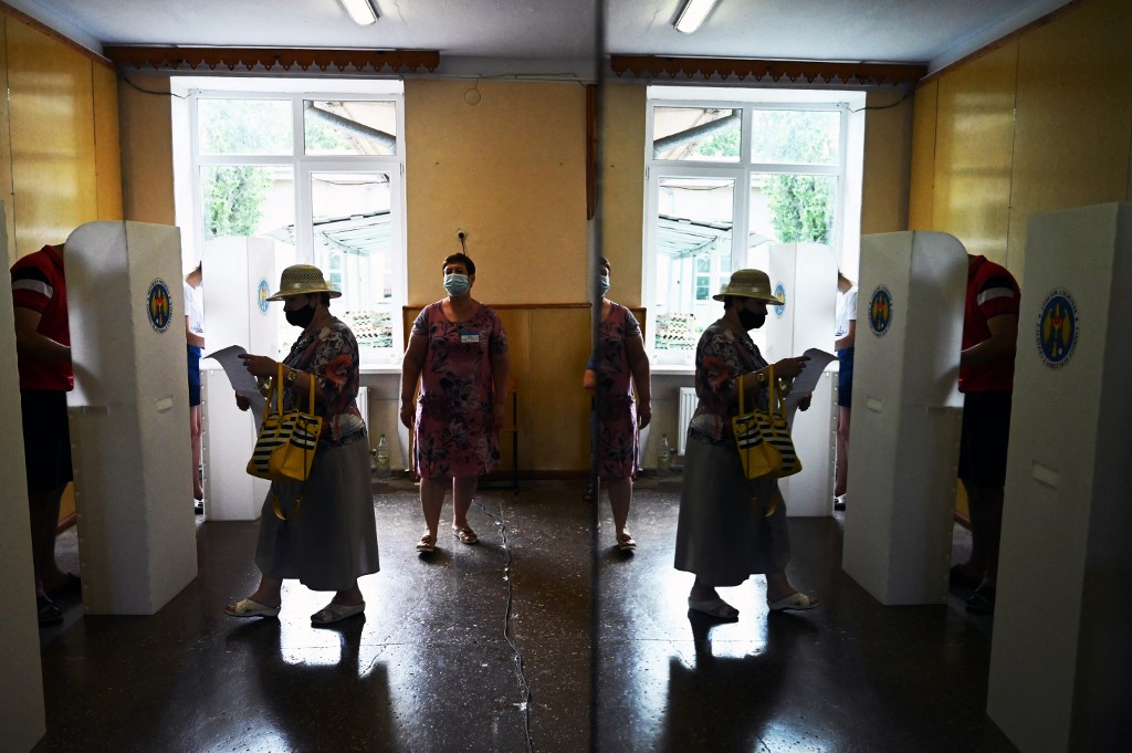 Voters cast their ballots at a polling station in the town of Varnitsa