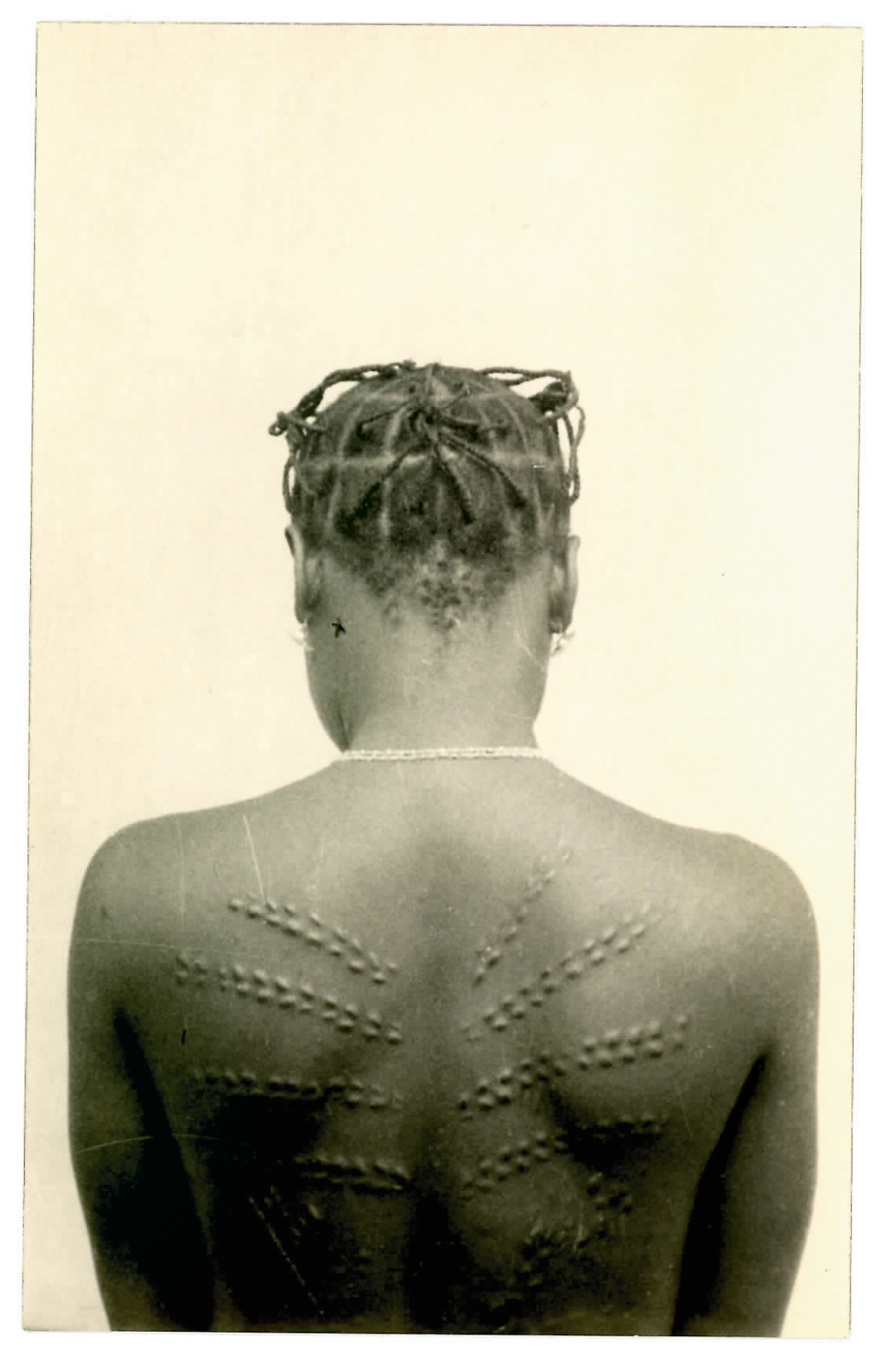 Femme de dos, undated, photographer unknown [Courtesy of The McKinley Collection]