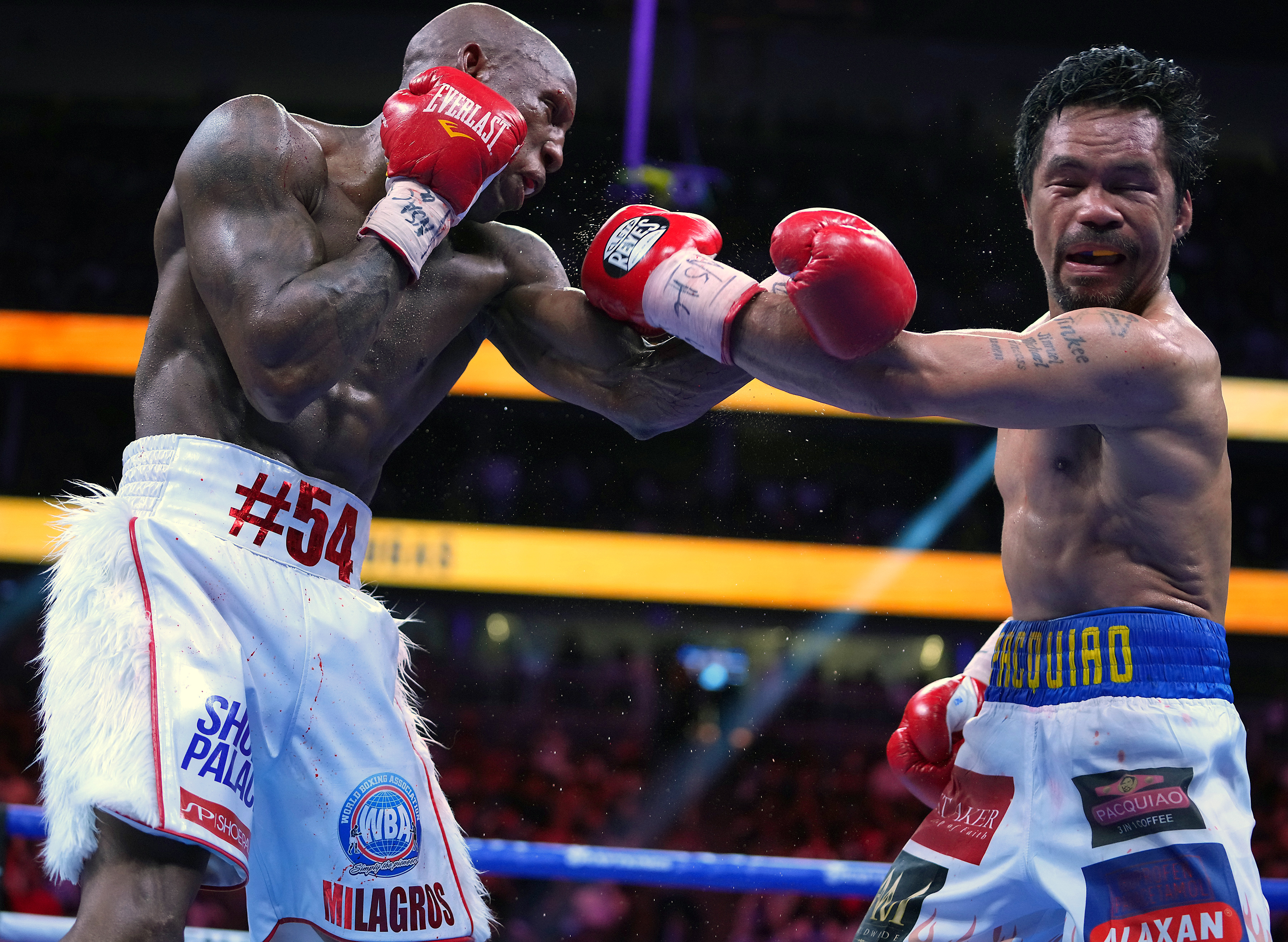 Ugás had a clear game plan despite the short notice, working hard in the early rounds with an effective jab and body shots